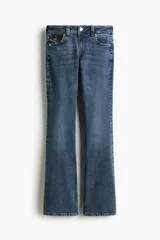 Jean de denim elástico color azul con efecto deslavado, tiro bajo, corte ajustado hasta la rodilla y diseño acampanado. Cuenta con cierre de botón y cremallera, bolsillos delanteros y bolsillos traseros con solapa y botón.