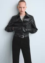 Jeans negros de corte flare, tiro medio y diseño clásico con bolsillos.
