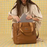 Cartera grande de cuerina negra tipo tote, con asas de mano y correa larga ajustable y desmontable. Cuenta con bolsillos exteriores con cierre en la parte frontal y trasera, además de bolsillos internos.