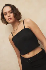 Top color ladrillo con textura, breteles finos y corte recto.