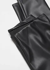 Leggings de tiro alto con efecto piel, confeccionados en tejido con recubrimiento de poliuretano. Presentan un diseño ajustado y elástico en la cintura, sin cierre.