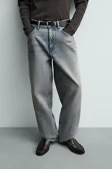 Jeans baggy fit de tiro medio, confeccionados en denim de algodón rígido con efecto lavado. Presentan un diseño de corte holgado y amplio en toda la pierna, con estilo clásico de cinco bolsillos y cierre frontal con cremallera y botón.