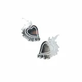 Par de aros negros con forma de corazón sagrado con llamas.