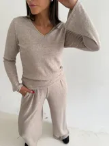 Remera de lanilla con textura acanalada, escote en V y mangas largas estilo oxford. Presenta un diseño ajustado al cuerpo.