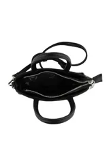 Cartera tipo bandolera de diseño compacto, color rosado, con doble asa superior y correa ajustable extraíble. Presenta un aplique metálico circular con logo en el centro y cierre superior.