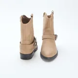Botas cortas color beige con diseño estilo cowboy, correa con hebilla metálica y cierre lateral.