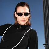 Lentes de sol con armazón metálico negro y diseño de doble puente. Cuentan con cristales oscuros con protección UV400.