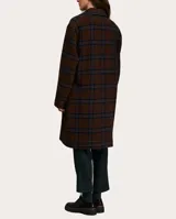 Tapado largo de paño a cuadros color marrón, con cuello solapa, cierre frontal con un botón, bolsillos laterales y mangas largas.