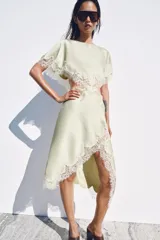 Vestido midi de Zara Woman Collection color verde menta, con cuello barco, mangas cortas y aberturas cut out laterales. Presenta detalles de encaje a contraste en mangas, cintura, aberturas y en el bajo asimétrico con abertura.