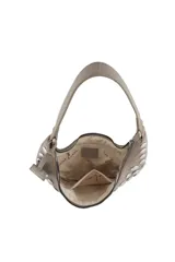 Cartera tipo hobo de Las Oreiro en color beige, con diseño de media luna y decorada con tachas metálicas plateadas en toda su superficie frontal. Incluye una correa fija y un dije colgante con el logo de la marca.
