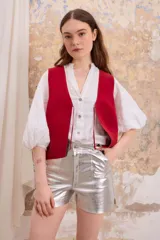 Chaleco rojo de cuero vacuno con corte sastrero y lazos de ajuste frontales.