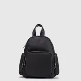 Mochila Bubba modelo Victoria de diseño compacto y funcional, color negro. Presenta un compartimento principal con cierre, un bolsillo frontal amplio y dos bolsillos laterales con cierre. Incluye asa superior y correas ajustables, con detalles en cuero vegano.
