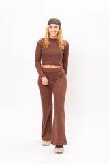 Top blanco de felpa con lycra, corte crop y mangas largas.