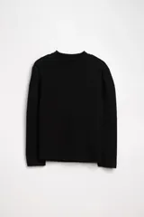 Remera negra de manga larga con cuello redondo.