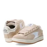 Championes urbanos de cuero color beige, con diseño minimalista, suela de goma y forro interior acolchado. Presentan un detalle gráfico lateral en color blanco y cordones anchos al tono.