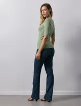 Remera color beige de corte ajustado, con cuello redondo y mangas cortas. Tejido acanalado de modal y elastano.