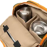 Bolso verde con detalles en naranja, con doble asa de mano, correa bandolera desmontable y correas traseras para usar como mochila. Tiene cierre doble, dos bolsillos externos con cierre, un bolsillo interno con cierre y dos bolsillos internos abiertos. Compartimentos internos para notebook y matero. Logo "XL Extra Large" estampado en naranja.