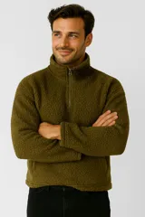 Buzo de polar color verde militar, con cuello alto y cierre frontal parcial.