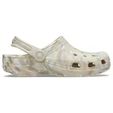 Zuecos Crocs modelo Classic Clog Marbled, con diseño efecto jaspeado en tonos beige, blanco y marrón claro. Cuentan con perforaciones de ventilación en el empeine y correa pivotante en el talón.