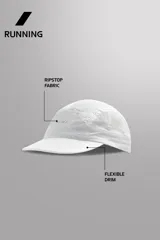 Gorra blanca confeccionada en tejido técnico ligero con estructura ripstop, resistente a desgarros. Cuenta con ajuste elástico en la parte posterior y estampado frontal de logo con relieve.