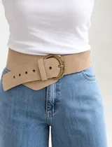 Faja de gamuza color beige, con hebilla metálica grande de estilo envejecido y ojalillos metálicos.