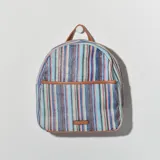 Mochila pequeña con estampado de rayas verticales multicolores y detalles en cuero sintético marrón.