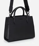 Cartera tipo satchel de tamaño mediano, confeccionada en poliuretano con acabado liso. Presenta una estructura rectangular, doble asa de mano fija y una correa larga ajustable y extraíble. Cuenta con cierre superior y herrajes metálicos.
