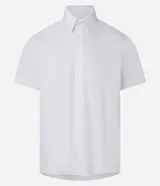 Camisa de manga corta con cuello inglés y cierre frontal de botones, confeccionada en mezcla de bambú y viscosa.