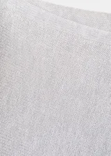 Poncho gris de punto con diseño asimétrico de capa, cuello barco y mangas tres cuartos.