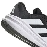 Championes de running Adidas modelo Questar 3, color negro con detalles en blanco y gris. Presentan capellada de malla transpirable, mediasuela con tecnología de amortiguación y suela de goma resistente.