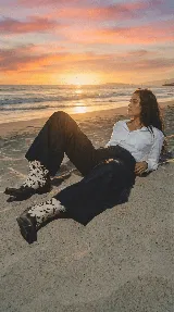 Bota corta de cuero vacuno color negro, con diseño de estilo western, punta fina y taco cuadrado de madera. Presenta costuras decorativas en la puntera y cierre lateral.