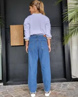 Pantalón de jean de corte recto y tiro medio, en color gris oscuro con efecto lavado. Presenta cierre frontal con botón y bolsillos laterales y traseros.