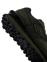 Championes urbanos Umbro para hombre, de color negro con detalles en gris y suela dentada bicolor en blanco y negro.