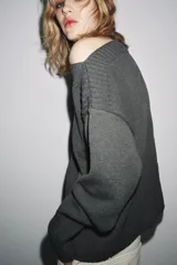 Jersey de punto con cuello barco y manga larga, con acabados en rib en cuello, puños y ruedo.