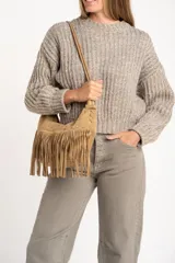 Sweater de punto grueso con cuello redondo, mangas largas y corte oversize, confeccionado en una mezcla de lana y nylon en tono gris melange.