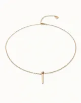 Collar dorado con dije colgante en forma de clavo.