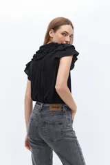 Blusa blanca de lyocell y algodón, con escote fruncido con volados y lazos.