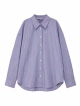 Camisa de corte clásico y diseño holgado, color celeste, con cuello camisero, cierre frontal de botones y mangas largas con puños abotonados. Presenta un ruedo redondeado.