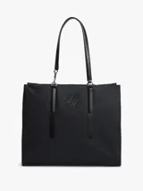 Cartera tote negra de Tommy Hilfiger, confeccionada en poliéster reciclado, con doble asa superior, compartimento principal y logo monograma bordado en el frente.