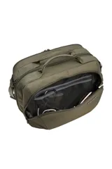 Bolso de viaje tipo boarding bag color verde oliva, con compartimento principal amplio, bolsillo frontal con organizadores internos y compartimento acolchado para laptop. Incluye asas superiores, correa de hombro desmontable y correa de acople para equipaje.