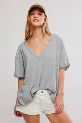 Remera oversize gris de algodón, con escote en V amplio y mangas cortas caídas de diseño relajado.