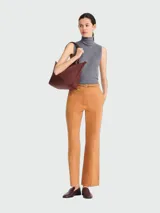 Bolso tote Longchamp modelo Le Pliage One en tamaño mediano, color bordó, con diseño minimalista, cierre superior y doble asa de mano.