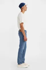 Pantalón de jean celeste de corte slim fit, con roturas sutiles en la parte delantera.