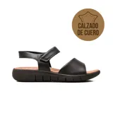 Sandalia casual de cuero negro para mujer, con tira frontal perforada y tira ajustable con velcro en el empeine. Cuenta con suela anatómica y plantilla acolchada en color tostado.