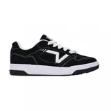 Championes Vans modelo Upland, de diseño urbano con estética skate. Presentan una base de gamuza negra con costuras blancas en contraste y el logo lateral característico de la marca en color blanco. Cuentan con suela de goma blanca y cordones al tono.