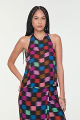 Top halter de viscosa con estampado geométrico multicolor sobre base negra.