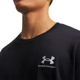 Remera deportiva Under Armour de manga corta, color negro, con cuello redondo y el logo de la marca estampado en el pecho en color blanco.