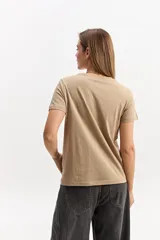 Remera básica de manga corta y cuello redondo, color lila, de corte regular y diseño liso.