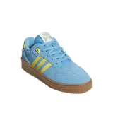 Championes Adidas Rivalry Low W, color celeste con detalles en amarillo y suela marrón.