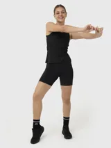 Musculosa deportiva negra de calce regular, con diseño de cuello redondo y espalda abierta. Incluye sujetador integrado con almohadillas removibles para mayor soporte y seguridad durante la actividad física.